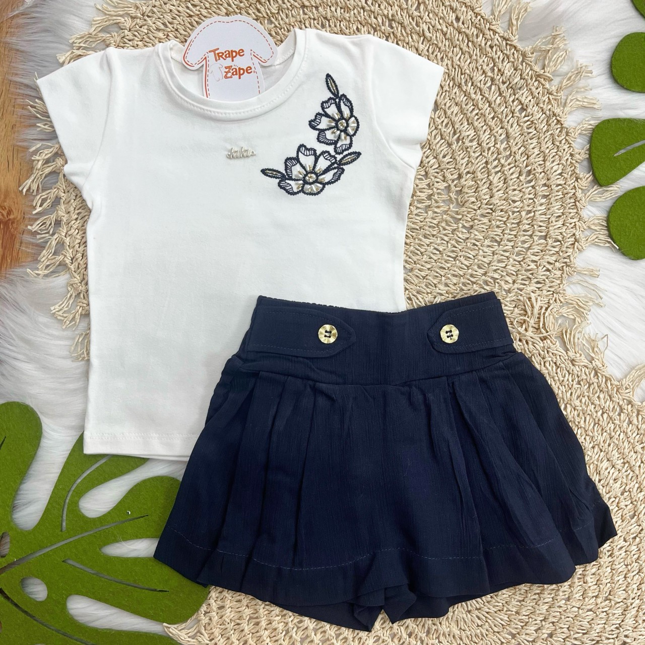 Conj. Blusa Bordada e Shorts Saia Marinho e Branco